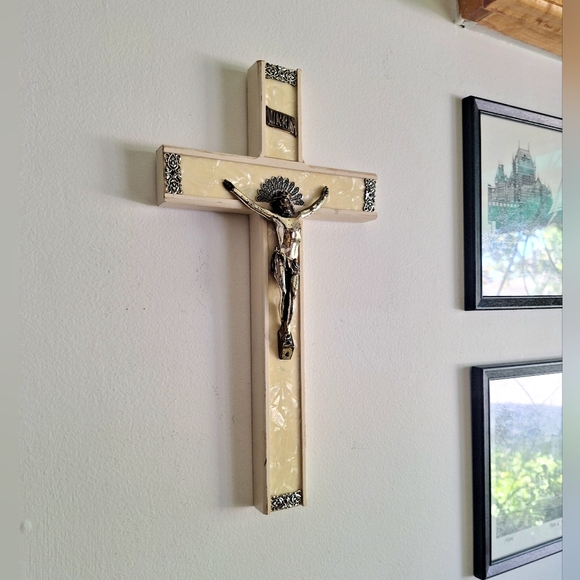 Wooden crucifix garnished with plasticized mother-of-pearl - Picture 2 of 10